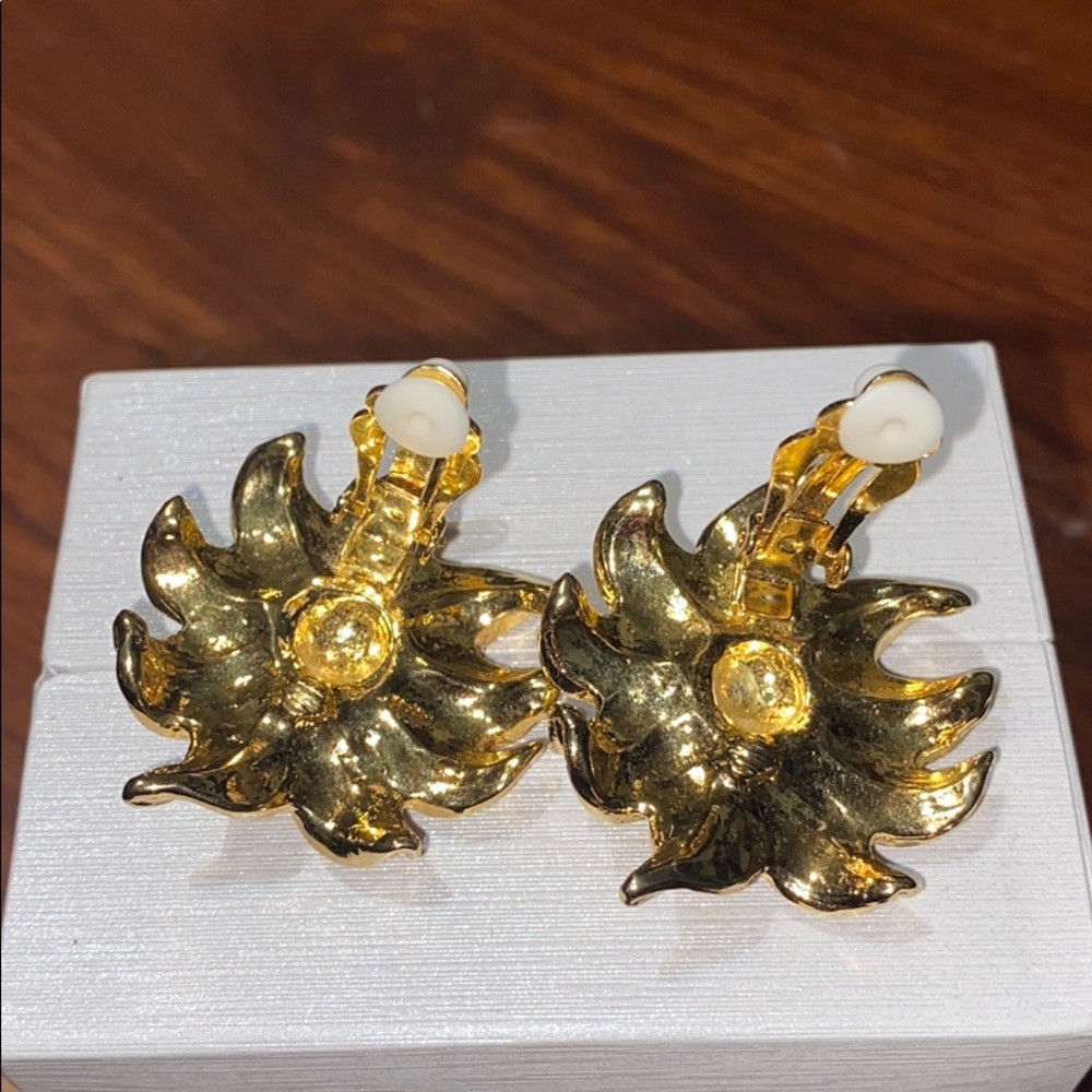 Avon pointsetta clip on earrings - Picture 3 of 3